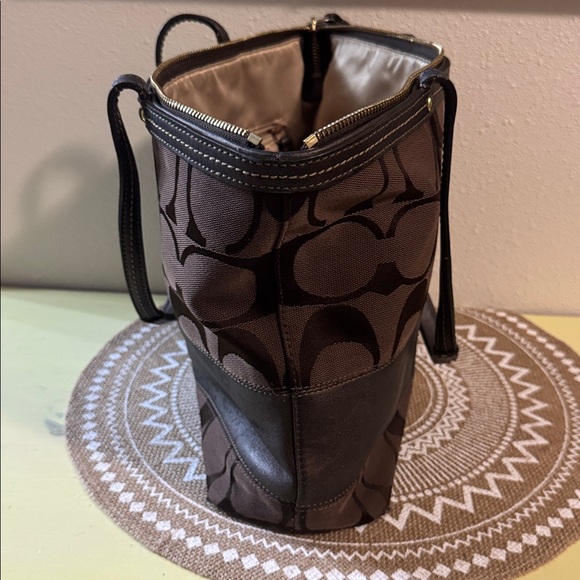 Coach Patterned Tote Bag with zipper - Picture 12 of 17